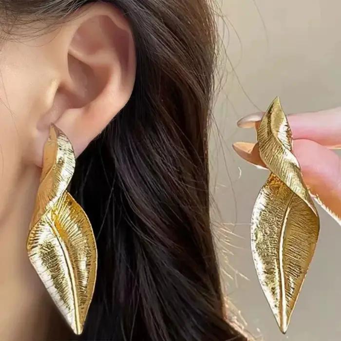 Boucles d'oreilles pendantes rétro exagérées en feuille d'or, boucles d'oreilles au design minimalis