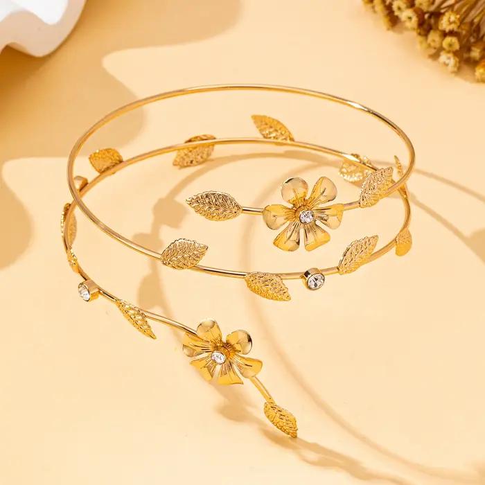 Un brassard pour femme en forme de vigne florale stéréo et plusieurs couleurs au choix. le brassard