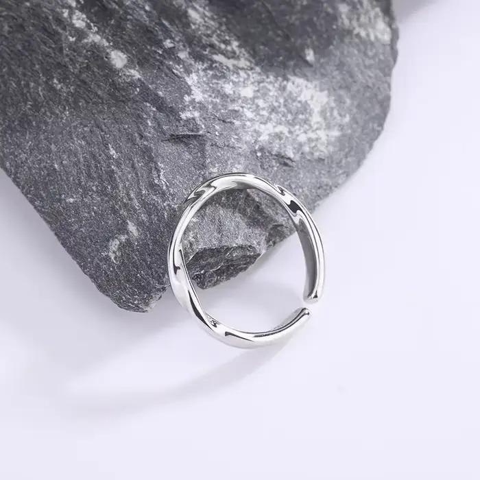 Bague en argent sterling 925 fil torsadé simple pour femmes dîners et fêtes occasions spéciales élégante Wing of dream