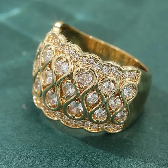 Bague Magnifique Plaqué Or avec Zirconiums Synthétiques Pavés pour Femme – Bijou de Mode Élégant pour Banquets et Festivals