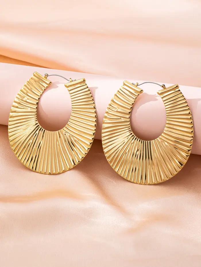 Une paire de boucles d'oreilles pour femmes charmantes, polyvalentes, exagérées, luxueuses et haut de gamme
