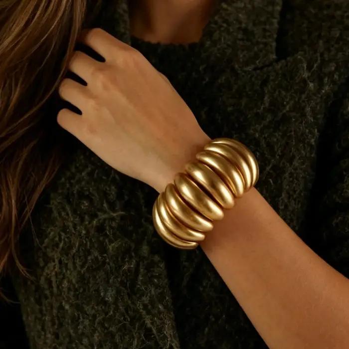 Bracelet sculptural doré mate côtelé WEALTHYBOO pour femmes occasions spéciales minimaliste artisanal avec touche de glamour raffiné