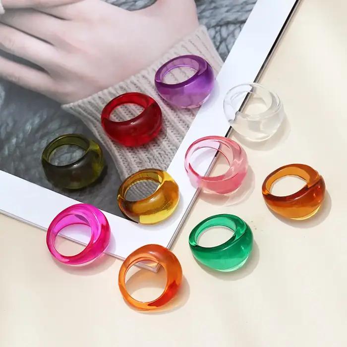 Bague acrylique colorée et transparente en plastique géométrique simple et créative pour homme et femme occasions spéciales sorties et événements