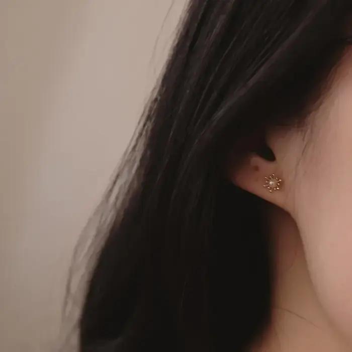 Boucles d'oreilles clous mini fleurs en perles couleur or pour femme
