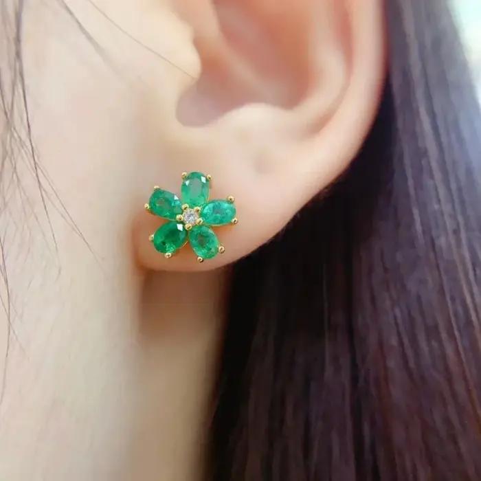 Boucles d'oreilles Design fleur émeraude naturelle 3x4mm