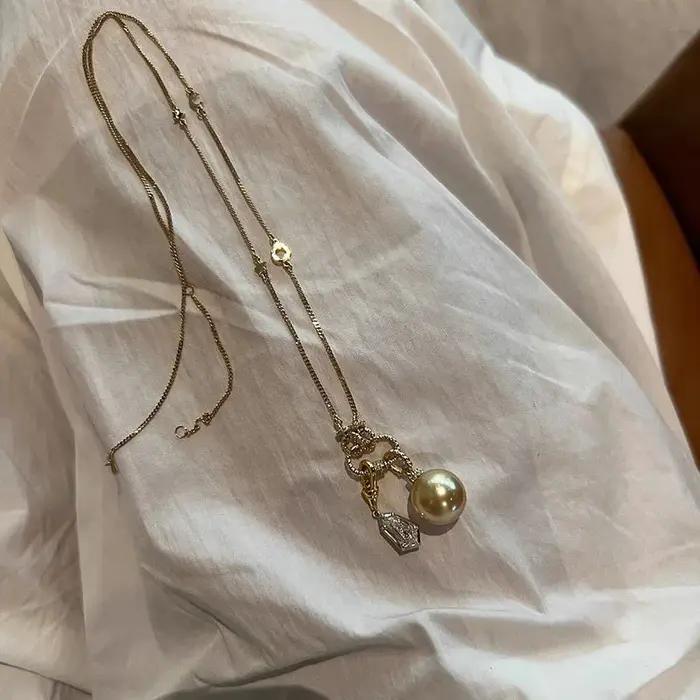 Pendentif ovale en perles de cristal et diamant