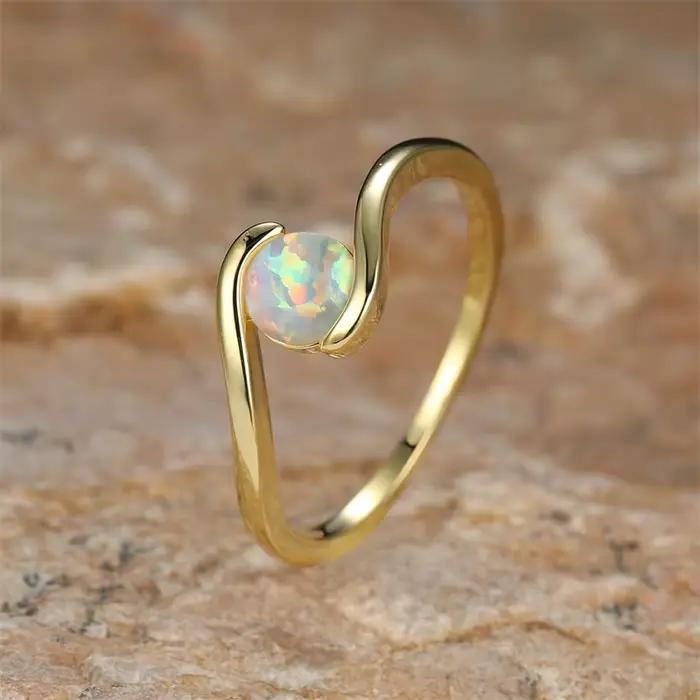 Bague ronde en opale de feu blanche arc-en-ciel pour engagement et occasions spéciales pour femmes minimalistes et élégantes