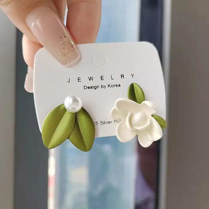 Boucles d'oreilles fleur de gardénia blanche pour femme, boucle d'oreille florale asymétrique, cuir