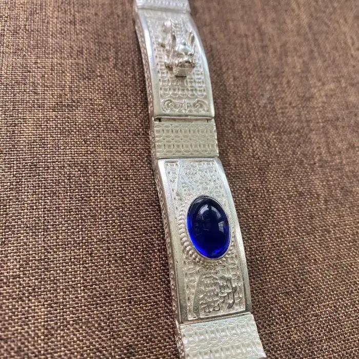 Bracelet en cuivre blanc avec pierre bleue et motif totem en relief