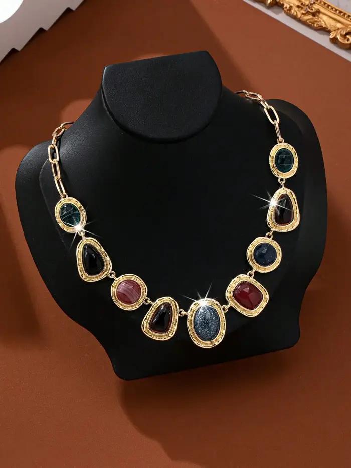 Un collier pendentif léger de luxe