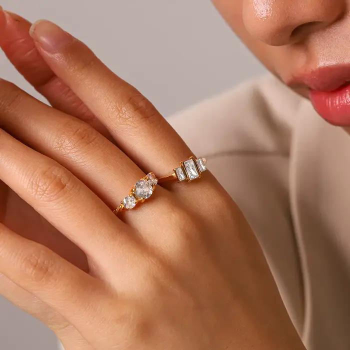 Bague Torsadée en Zircone Cubique Plaquée Or 18 Carats Délicate Minimaliste pour Occasions Spéciales Femme