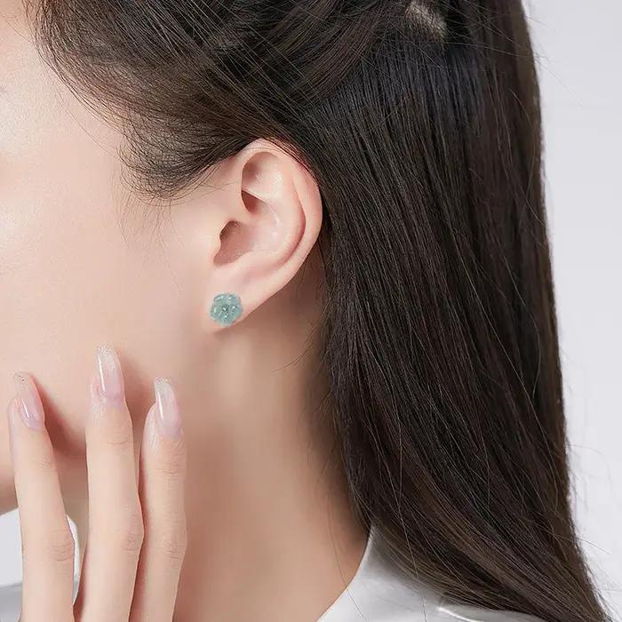 Boucles d'oreilles Blue Peach Blossom en jade bleu naturel avec pétales de jade S925 pour femmes occasions spéciales étincelantes elegance subtile