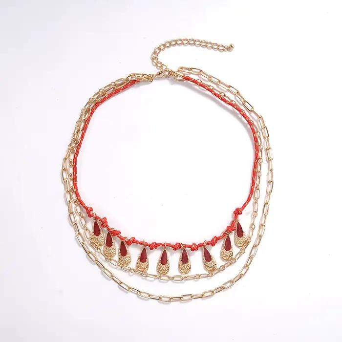 Collier en résine vert rouge avec breloques en forme de goutte pour femmes brunchs dates soirées tenues décontractées et élégantes