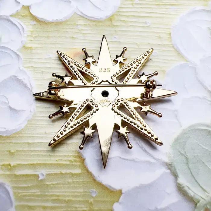 Broche plaquée or étoile royale colorée