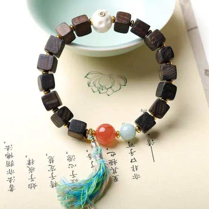Bracelet carré en bois d'agar Dalakan au design original avec agate rouge du Sud et sculptures
