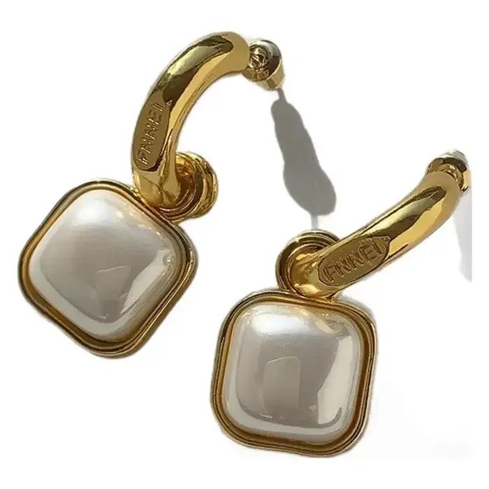 Boucles d'oreilles carrées Mabey Pearl