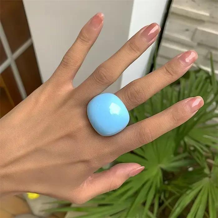 Bague en acrylique couleur bonbon anneau géométrique audacieux bijoux pour femmes occasions spéciales style unique moderne