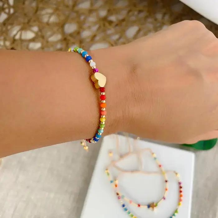 Bracelet en perles d'arc-en-ciel avec breloque cœur en cuivre plaqué or pour femmes occassions spéciales romantique et élégant