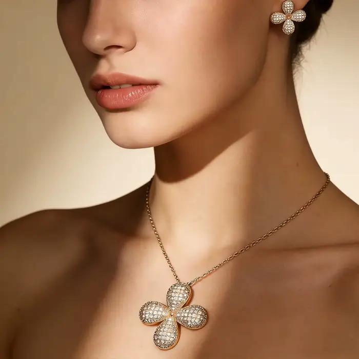 Ensemble de collier et de boucles d'oreilles en or plaqué 18 carats avec trèfle à quatre feuilles entièrement pavé bijoux en CZ pour femmes cadeau de mariage pour toutes les occasions