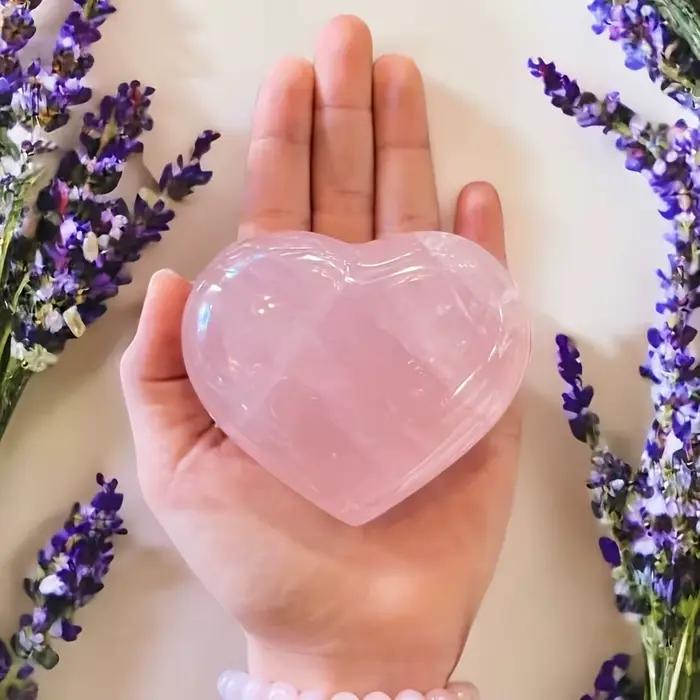 Une pierre de quartz rose en forme de coeur - Cristal rose de style bohème, coupe en forme de coeur, pierre naturelle, adaptée à la décoration intérieure.