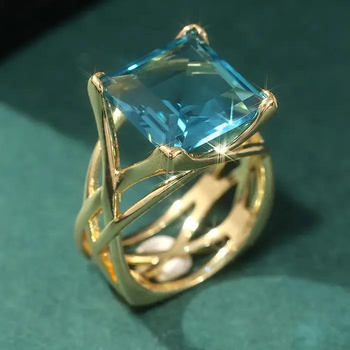 Cette bague parfaite de style luxueux et simple pour femme ajourée unique pour un fiançailles, un ma