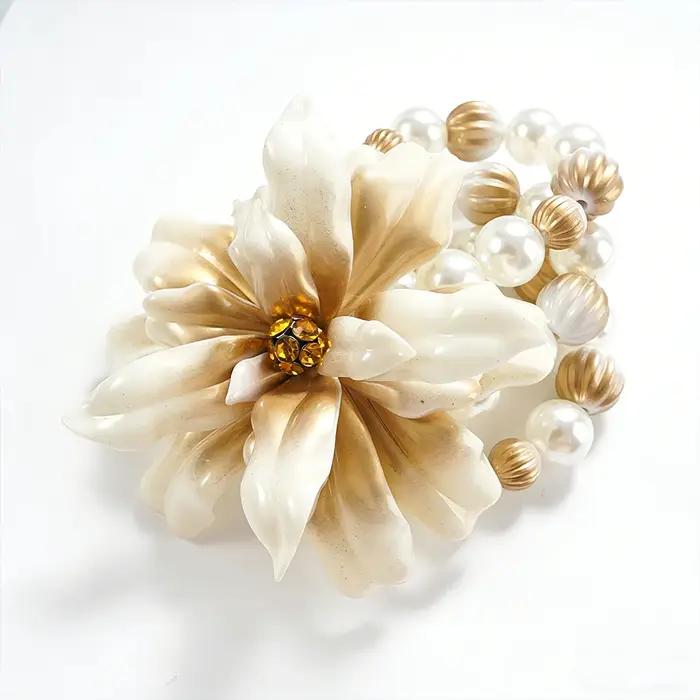 Bracelet floral perlé, accessoire tendance pour brunch