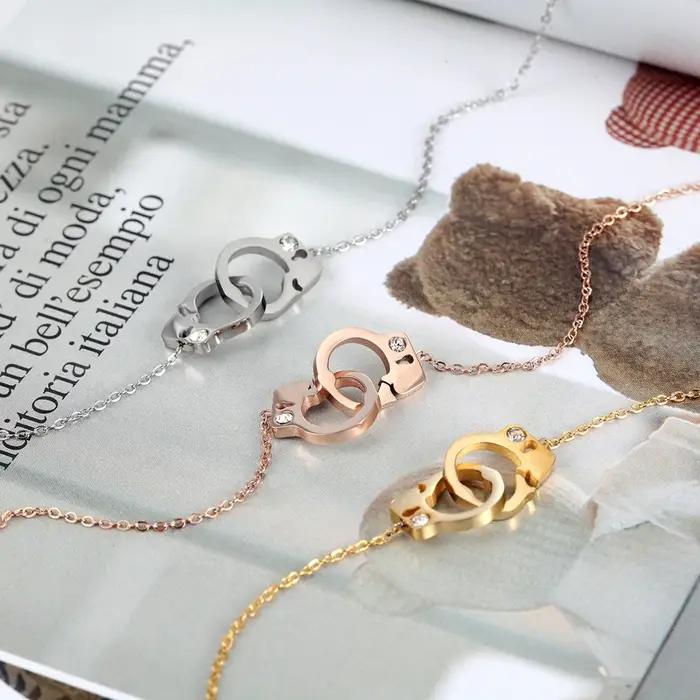 Nouvel Arrivage Collier Pendentif Femme en Acier Titane de Haute Qualité avec Motif Menottes et Cristaux Incrustés