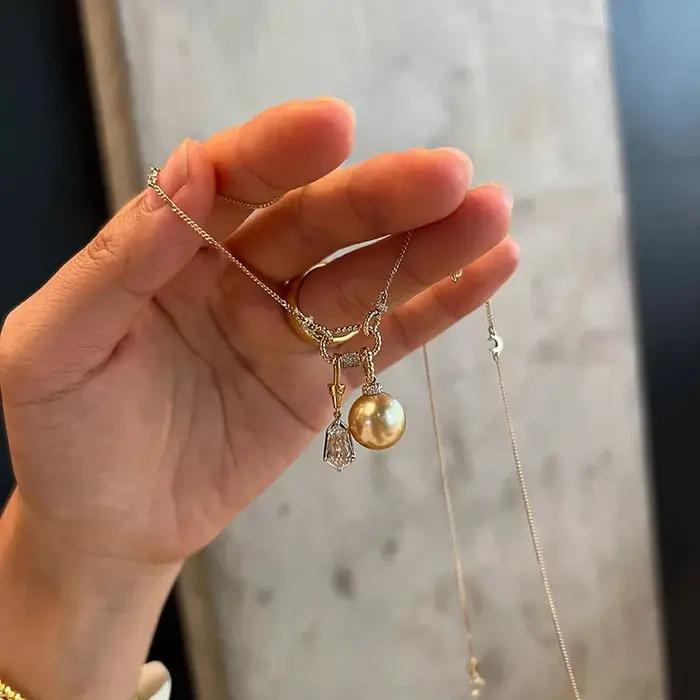 Pendentif ovale en perles de cristal et diamant