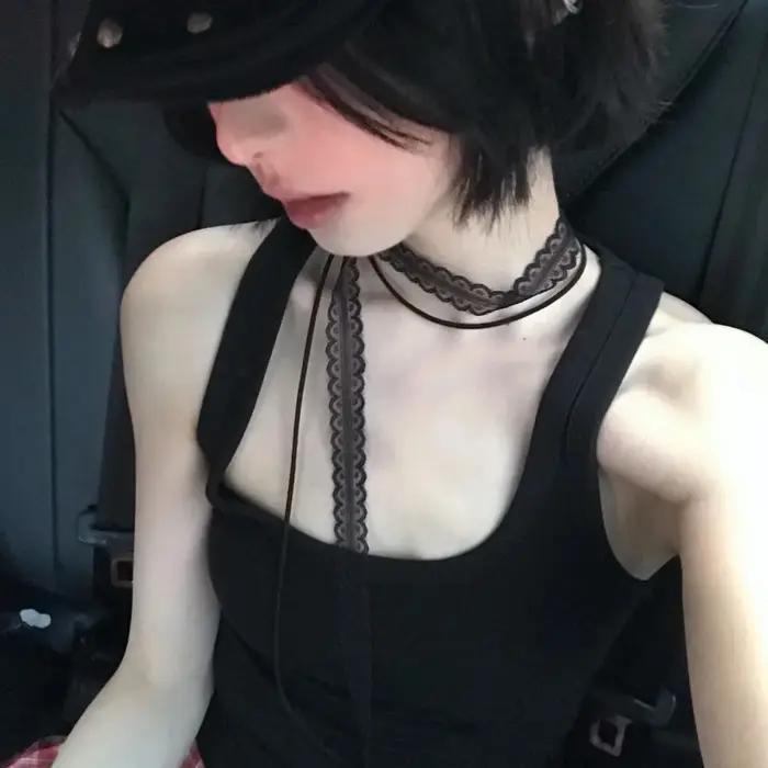 Collier en dentelle noire et blanche