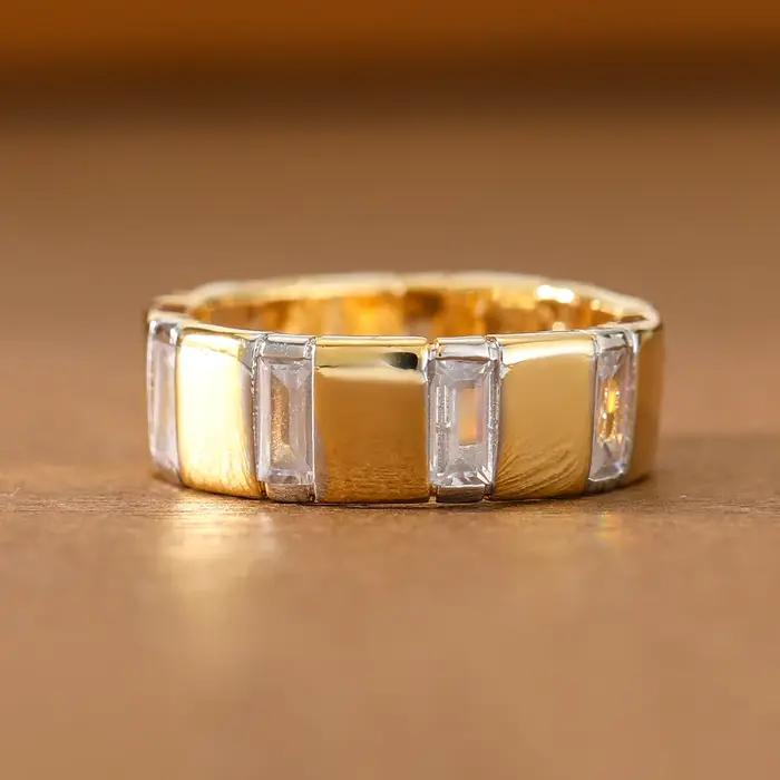 Bague élégante à large bande avec pierres synthétiques baguette