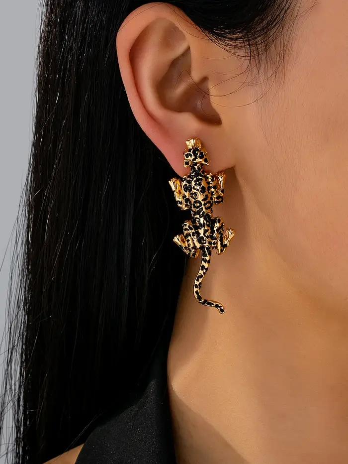 Une paire de boucles d'oreilles léopard sauvage pour femmes