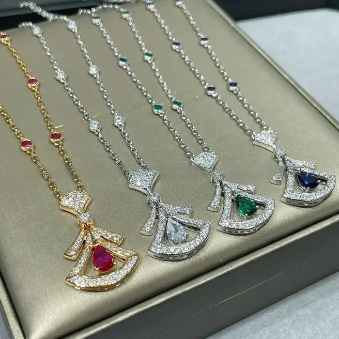 Collier de luxe bleu clair incrusté de diamants