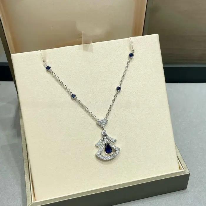 Collier de luxe bleu clair incrusté de diamants