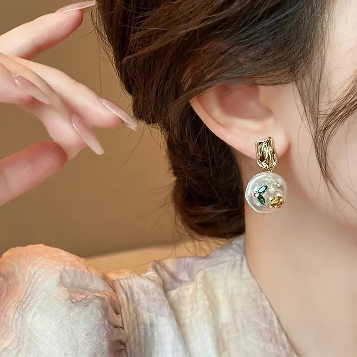 Monet Garden imite la conception de boucles d'oreilles en perles baroques avec des bijoux de tempérament inhabituel