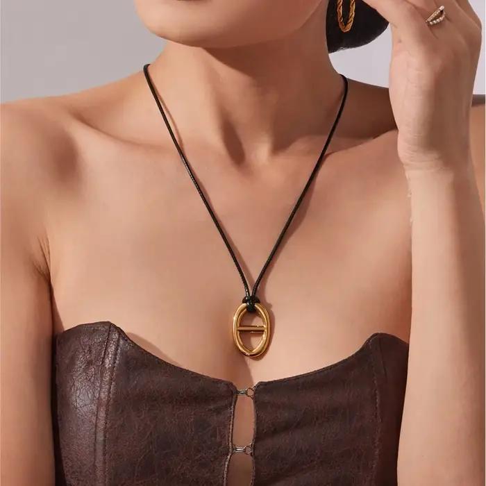 Collier en corde de cuir noir avec pendentif lettre H en acier inoxydable plaqué or 18 carats