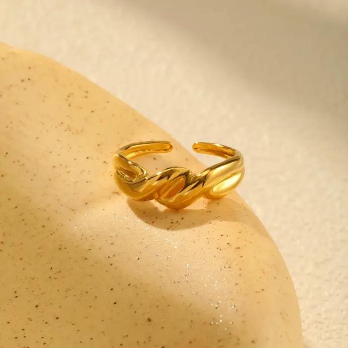 Bague à nœud d'amour pour femmes, bague empilable délicate plaquée or en acier inoxydable, petits bijoux de déclaration à nouer le nœud