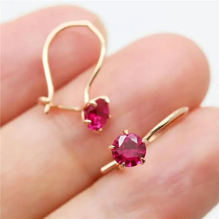 Boucles d'oreilles en or rose et zirconium rouge pour femmes, bijoux élégants et doux, parfait pour l'engagement et les occasions spéciales