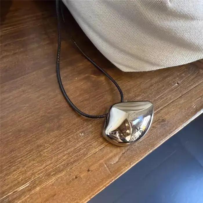 Collier pendentif irrégulier mat pour femmes