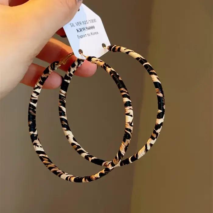 Boucles d'oreilles rétro en cuir imprimé léopard design audacieux pour femmes occasions spéciales automne hiver