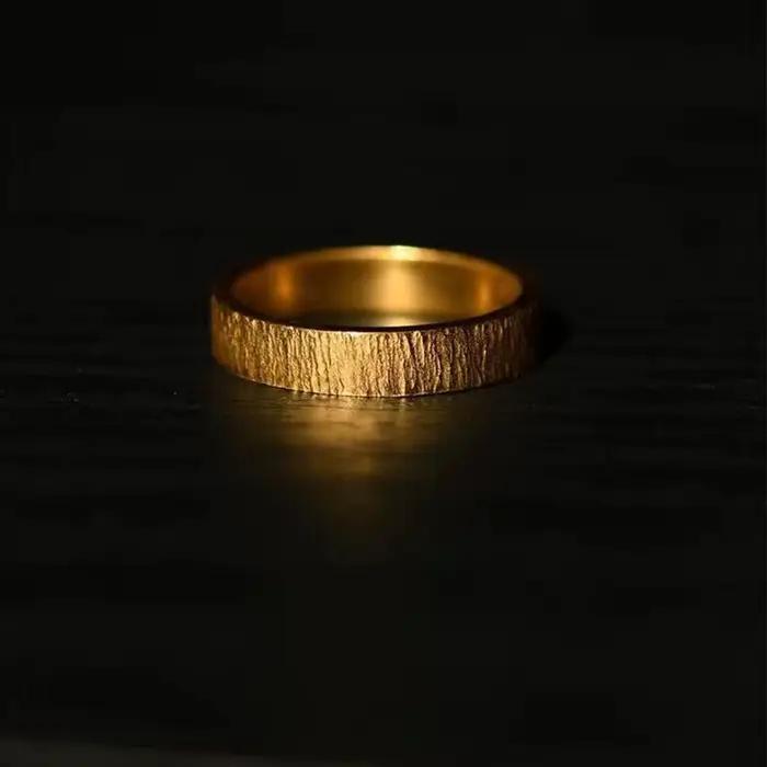 Bague dorée de personnalité pour hommes