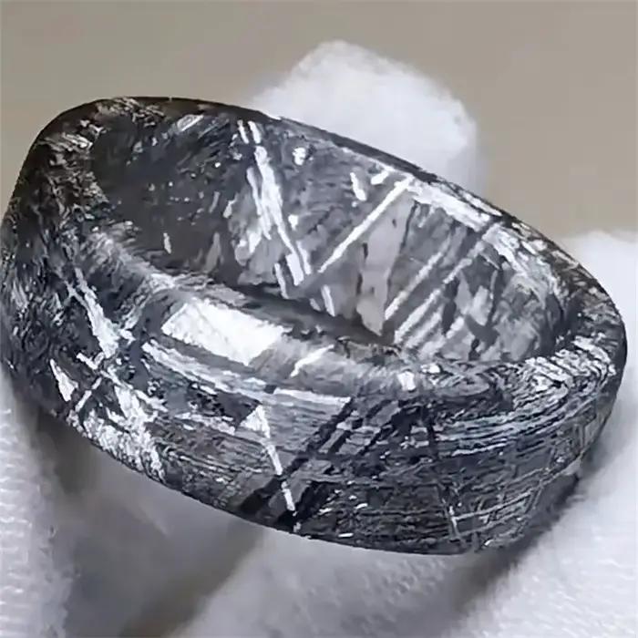 Bague en météorite faite à la main