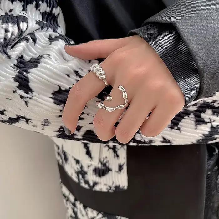Bague ajustable torsadée à texture irrégulière couleur argent pour femme