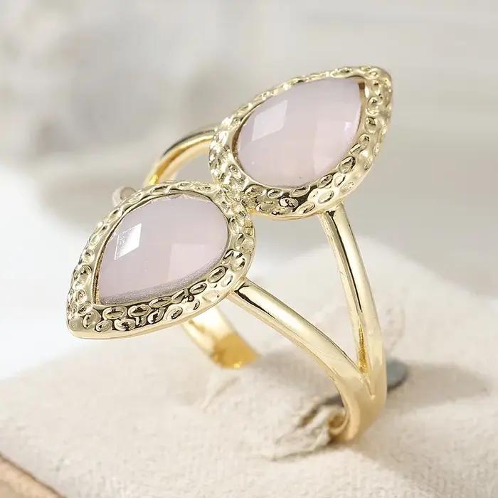 Bague classique pour femme incrustée de pierres roses
