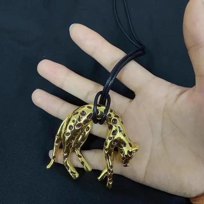 Collier pendentif léopard rétro en émail noir et or pour femmes