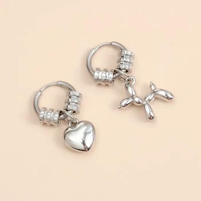 Boucles d'oreilles créoles asymétriques tendance en argent avec pendentif fleur et perle pour femme