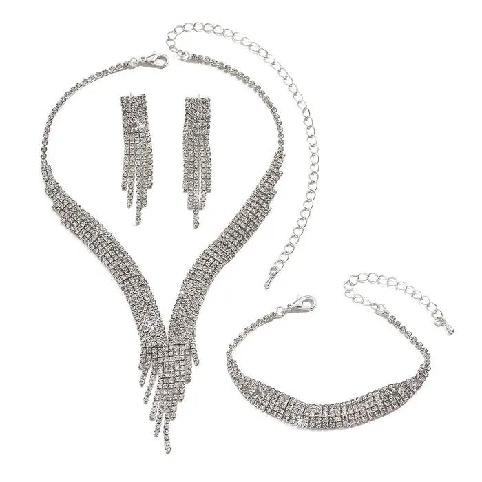 Ensemble collier, boucles d'oreilles et bracelet ultra-brillants entièrement sertis de diamants