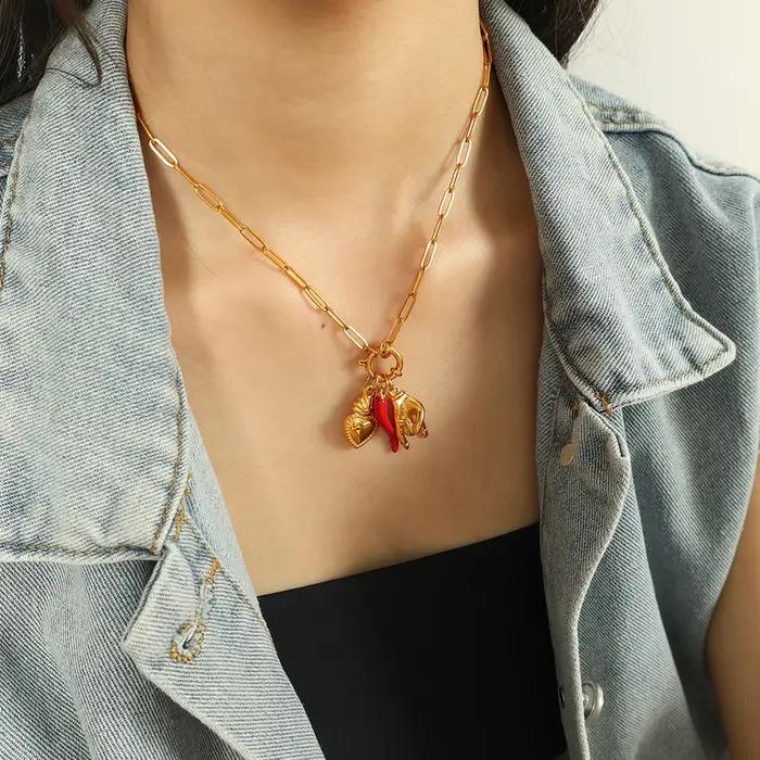 Collier pendentif piment rouge vintage plaqué or