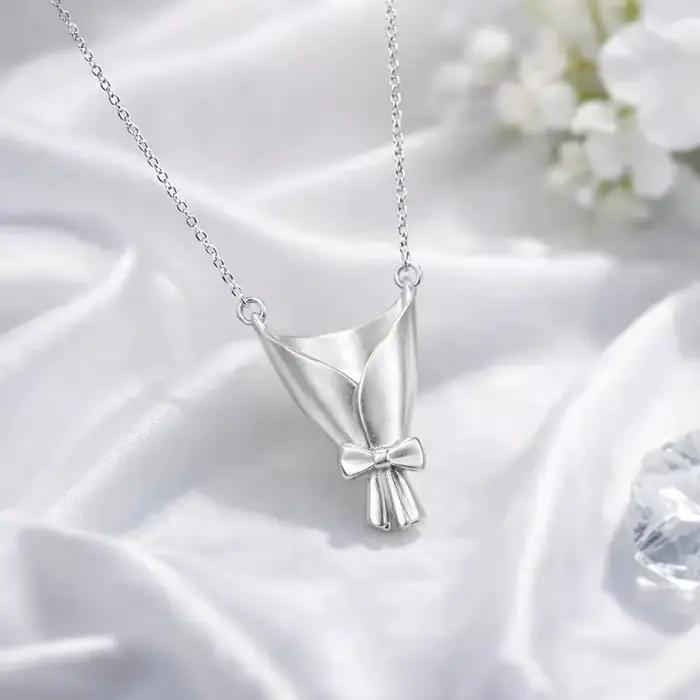 Collier pendentif élégant en forme de bouquet de fleurs pour femme