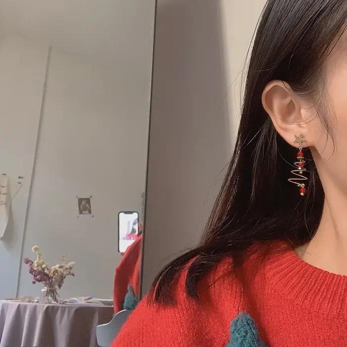 Boucles d'oreilles délicates en forme d'arbre de noël pour femmes