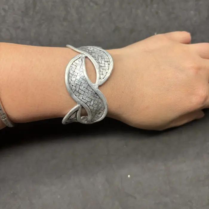 Bracelet large tissé à la main